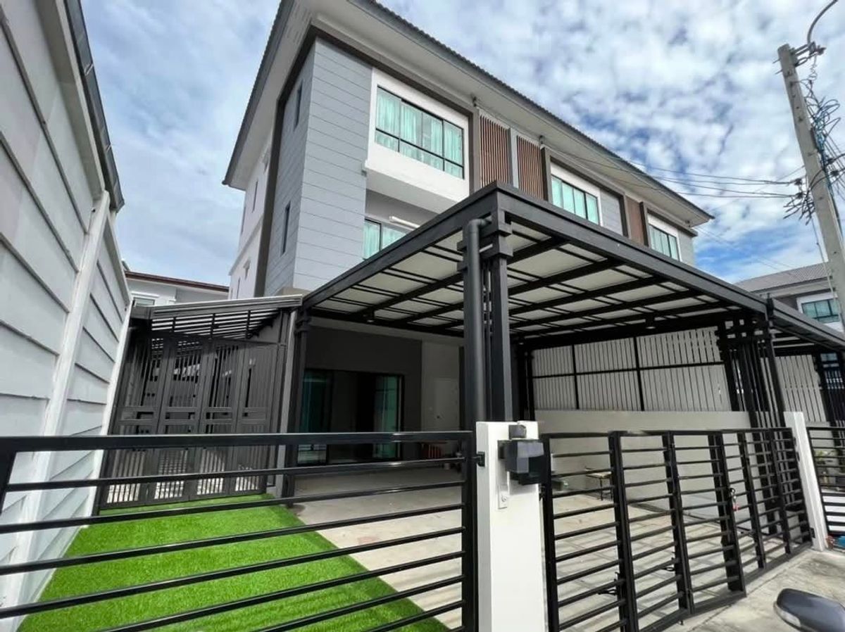 For RentTownhomeLadprao101, Happy Land, The Mall Bang Kapi : 🔴51,000 ฿ 🔴 🔴 𝗧𝗵𝗲 𝗧𝗵𝗲 𝗨𝗣 𝟭𝟮𝟲┃ 𝟭𝟮𝟲┃ 𝟭𝟮𝟲┃ The Connection 3 Ladprao 126 ✅ Near Seacon Square. Welcome 🙏 Interested to say hello (very fast answer): 📱 Property code 6805-0303 📱: ID LINE:@bbcondo88