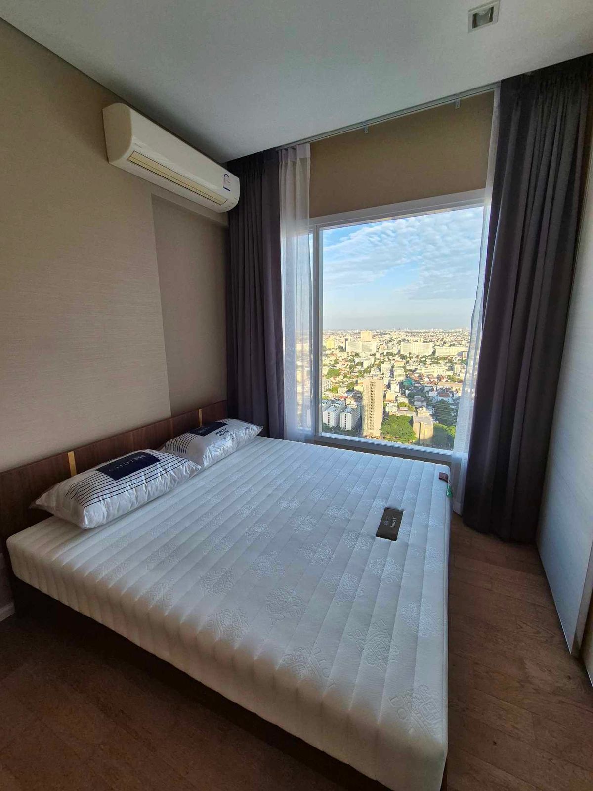 For RentCondoLadprao, Central Ladprao : Rent The Saint Residences. Convenient to travel near MRT BTS and surrounding malls.