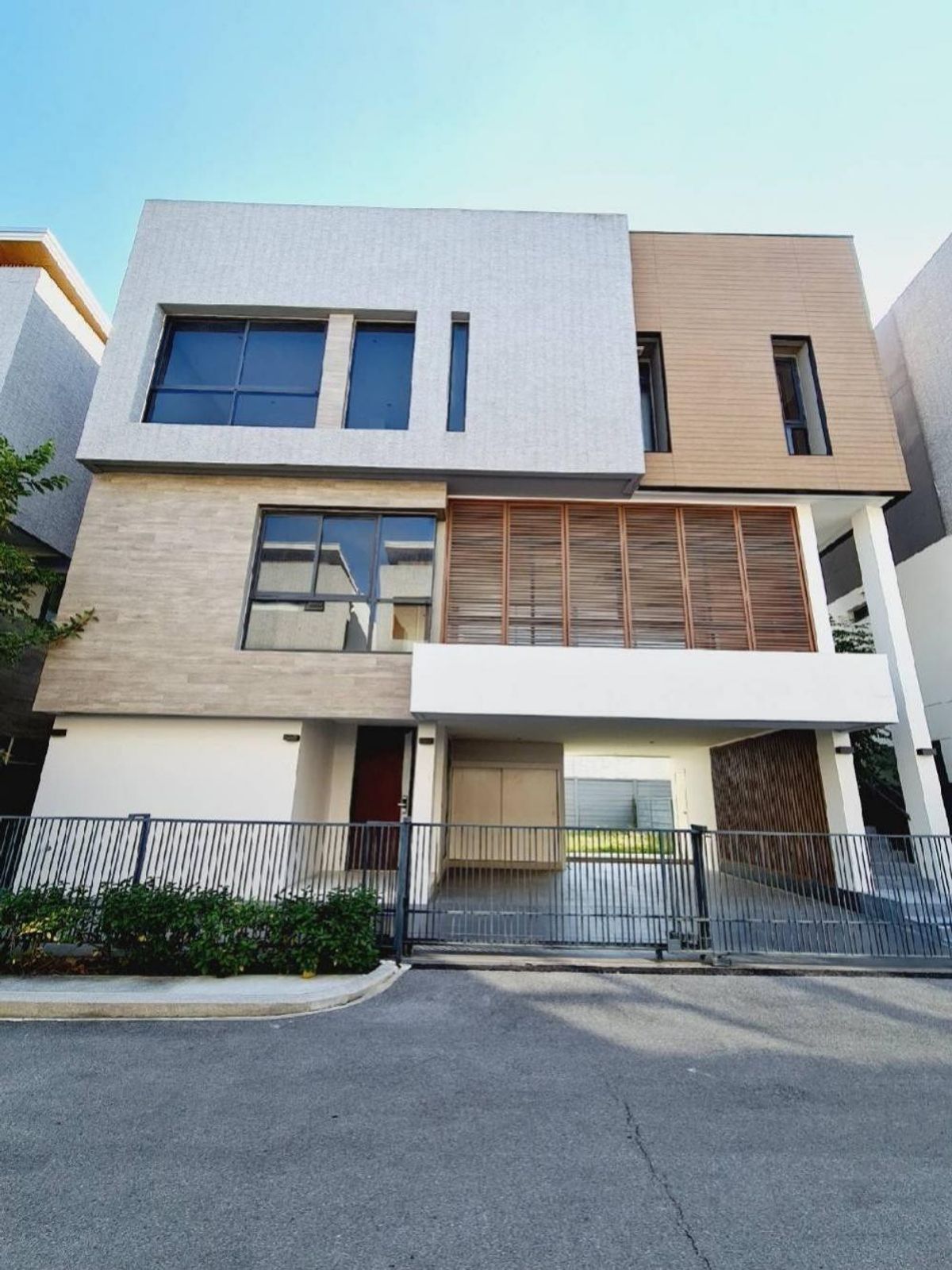 For RentHouseRama9, Petchburi, RCA : 🌜⭐️🌛 3 -storey detached house for rent. With personal elevators
