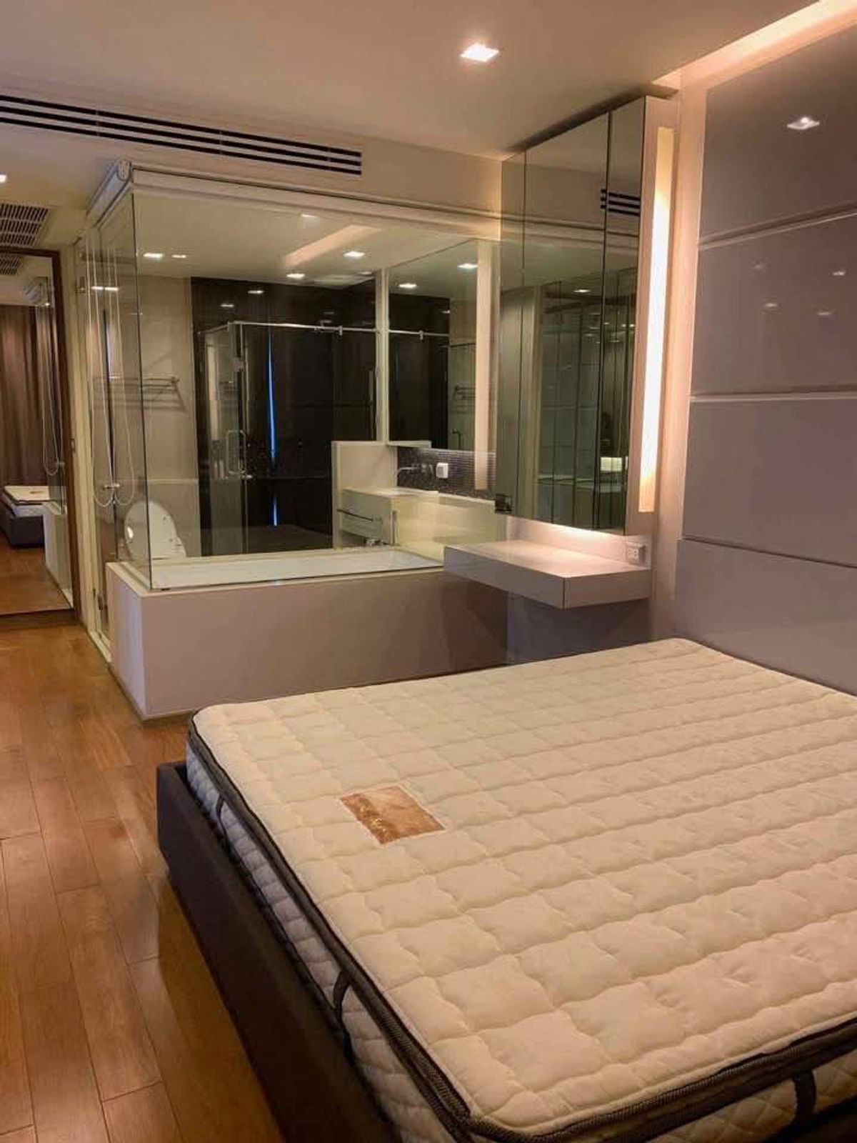 For RentCondoSathorn, Narathiwat : For rent The Address Sathorn - Condo in the city center near BTS Chong Nonsi, just 470 meters. Interested.