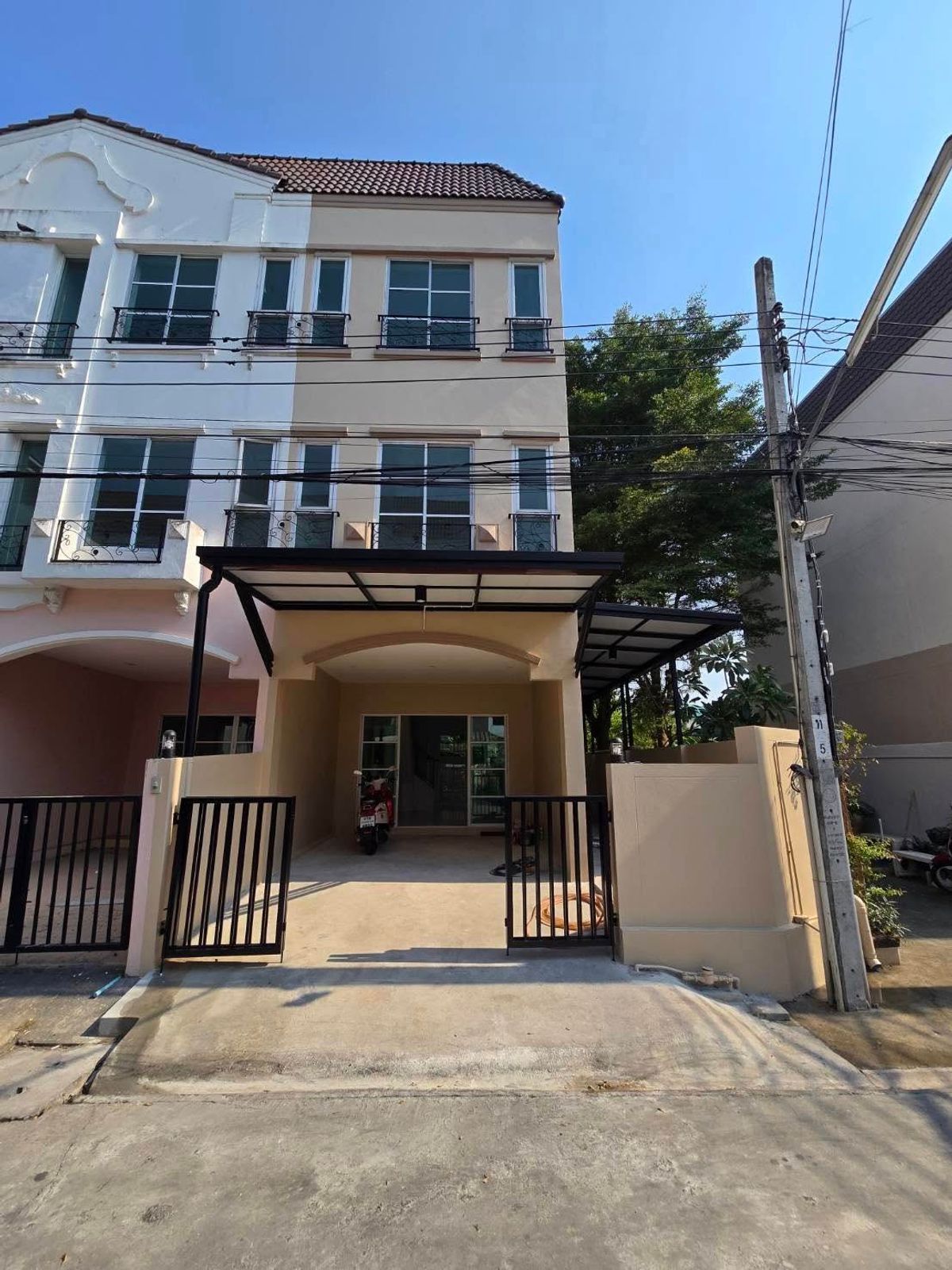 For SaleTownhomeEakachai, Bang Bon : 3 -story townhome after the renovated corner, Ekachai 46, Modern Town Project