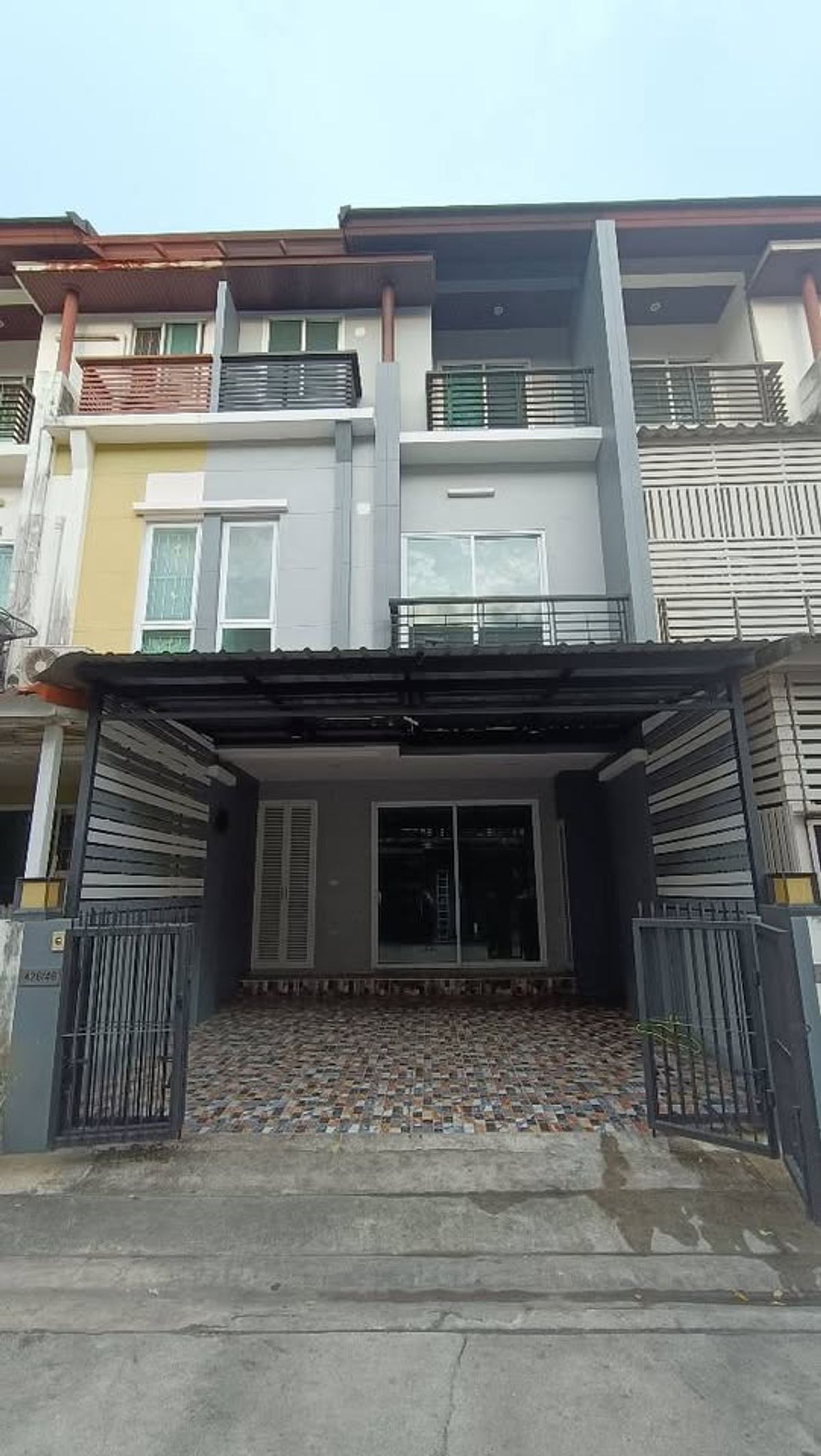 ให้เช่าทาวน์โฮมบางนา แบริ่ง ลาซาล : 🏡 ให้เช่าทาวน์โฮม 3 ชั้น พิกัด รามคำแหง 2 (ราม2)  🎉 ใกล้ เมกา บางนา 4.4 กม บ้านเปล่าพร้อมเข้าอยู่ ✅✅ 🐶🐱 สามารถเลี้ยงสัตว์เล้กได้ 🐶🐱