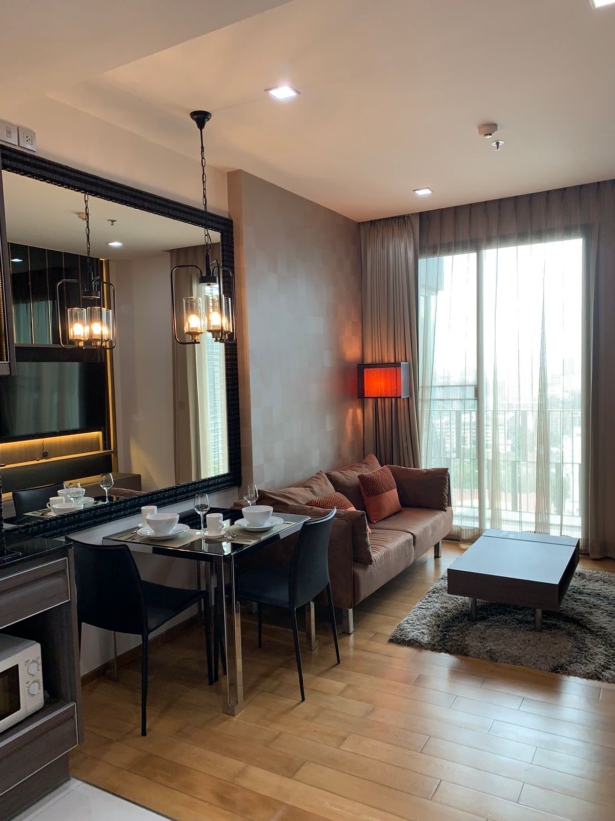 ให้เช่าคอนโดสุขุมวิท อโศก ทองหล่อ : ให้เช่า คอนโด  1 ห้องนอน ใกล้ BTS ทองหล่อ ติดถนนหลักสุขุมวิท ตกแต่งเรียบหรู โมเดิร์นสไตล์ พร้อมเข้าอยู่