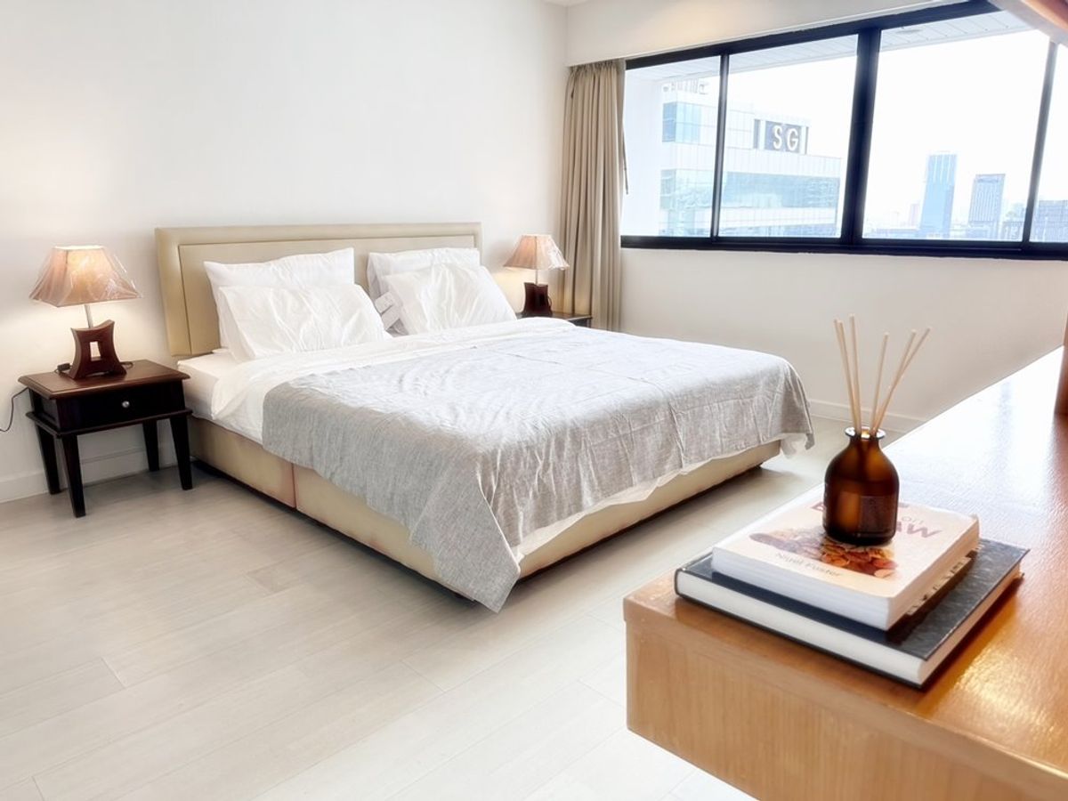 For RentCondoWitthayu, Chidlom, Langsuan, Ploenchit : Rent !! The Royal Place Condo 2, Floor 21, beautiful room, complete furniture Can carry the bag in. Dont miss !!