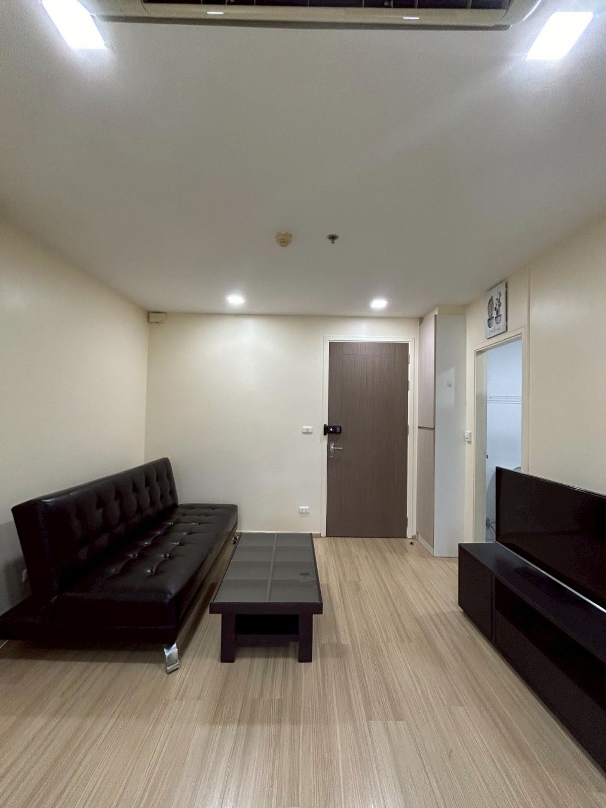 ให้เช่าคอนโดท่าพระ ตลาดพลู วุฒากาศ : (เช่า)  1 ห้องนอน ขนาด 35 ตารางเมตร พร้อมเข้าอยู่ วิวสระว่ายน้ำ โทรใ099 462 9391 เบิร์ด