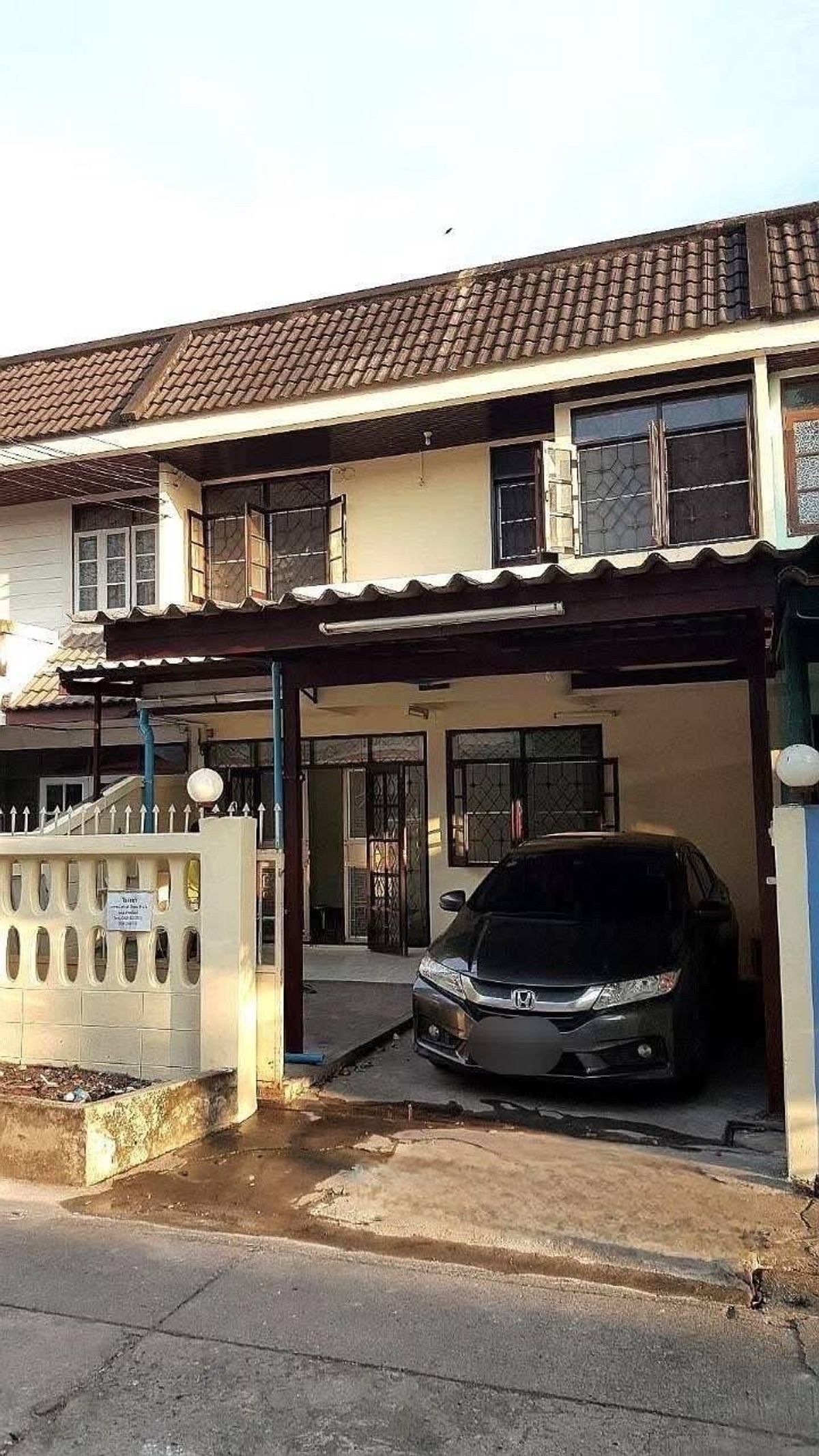 ให้เช่าทาวน์โฮมโชคชัย4 ลาดพร้าว71 : TH02-2768ให้เช่า 🏡 ทาวน์เฮ้าส์ 2 ชั้น ทำเล📍 ลาดพร้าว80🚩 หมู่บ้านทิพย์นครพื้นที่ 25 ตารางวา  ▪️3 ห้องนอน▪️2 ห้องน้ำ ▪️1 ที่จอดรถมี (แอร์ 3 ตัว, ปั๊มน้ำ-แทงค์น้ำ)📍เดินทางสะดวก ใกล้รถไฟฟ้าสายสีเหลือง 🚝 (ลาดพร้าว 71) สามารถลัดออกได้หลายช่องทาง