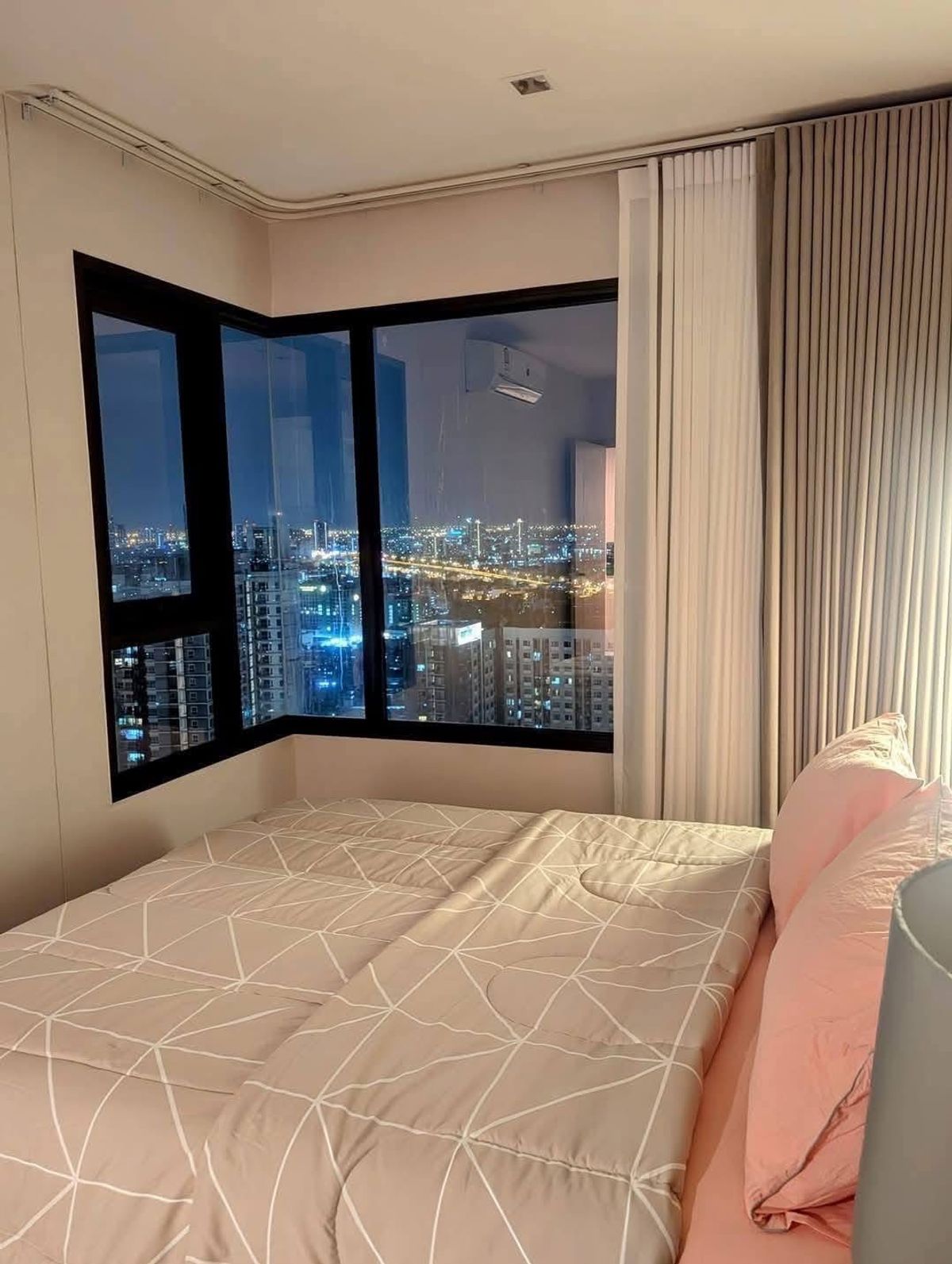 For RentCondoThaphra, Talat Phlu, Wutthakat : Beautiful view room, decorated with Life Sathorn Sierra Condo. For more information and make an appointment.