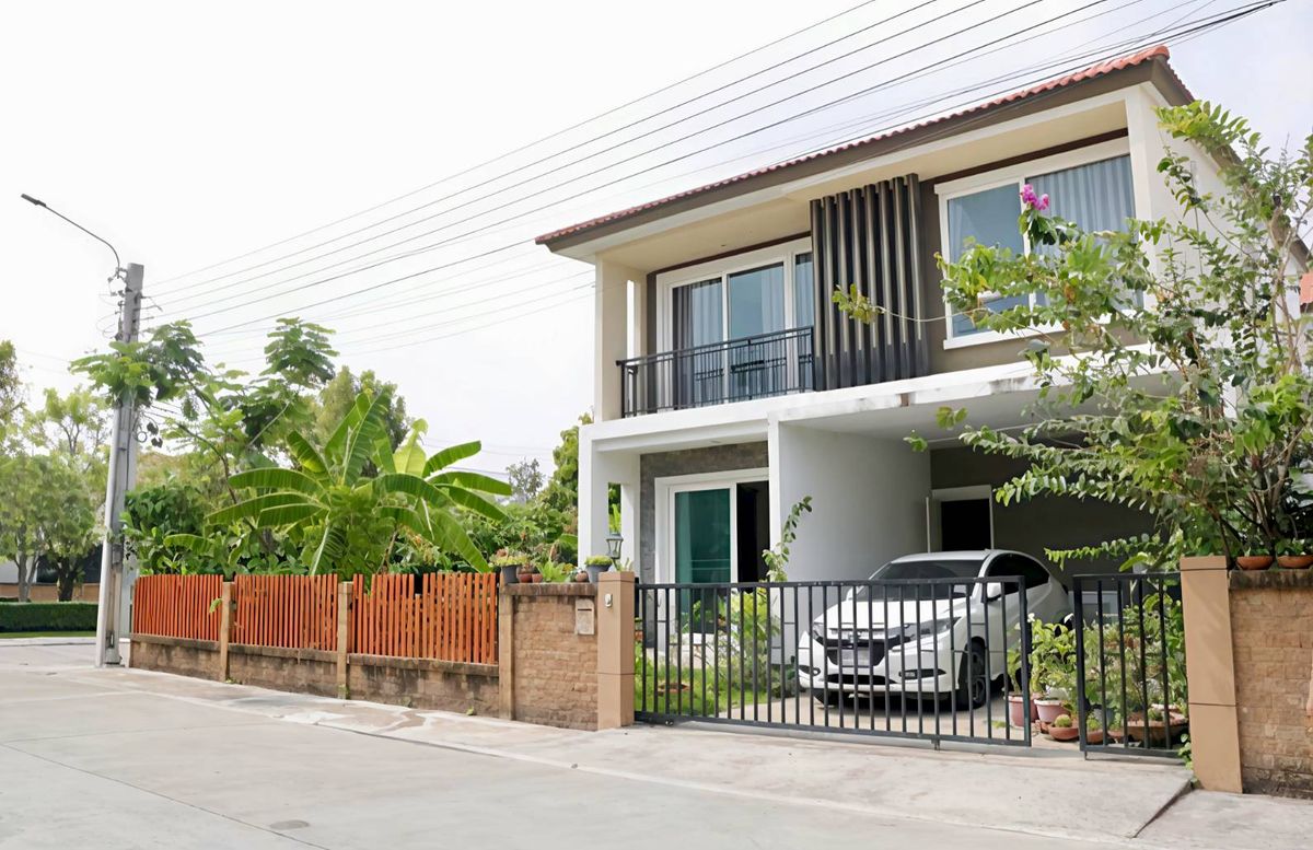 For SaleHousePattanakan, Srinakarin : 2 storey detached house, convert corner next to the central garden In the Golden Village Quality Project-Phatthanakan (Soi Onnut 65)