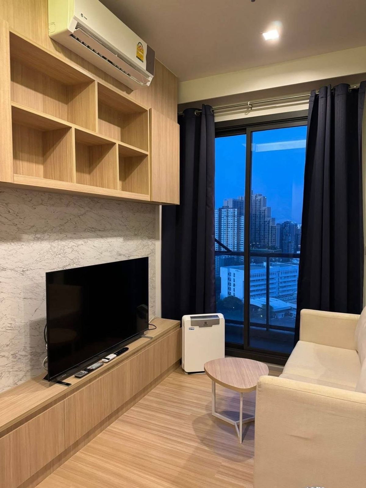 For RentCondoSapankwai,Jatujak : The view of the city is airy. 🔥 The room is very fast.