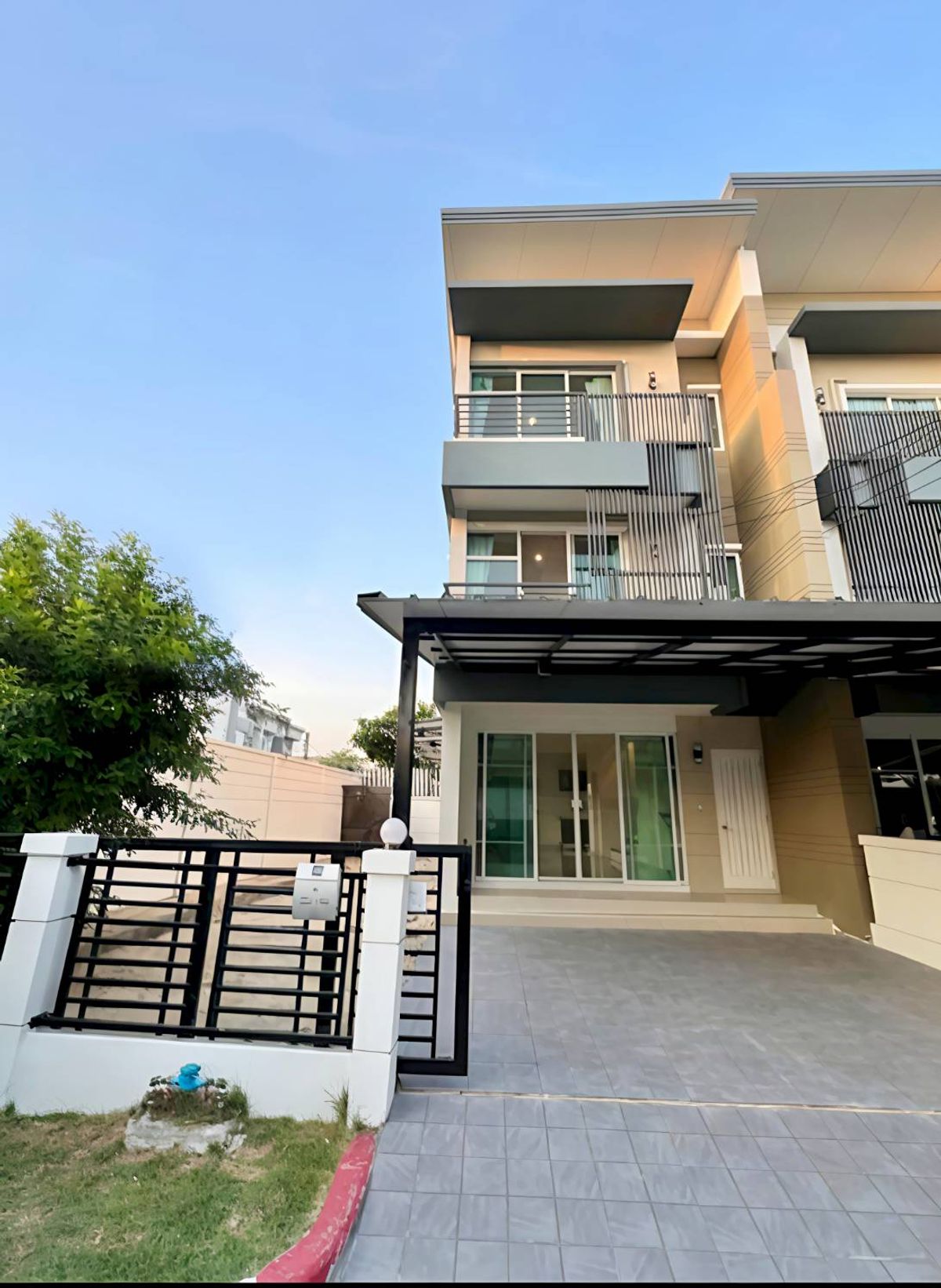 For SaleTownhomePattanakan, Srinakarin : 3 -story townhome behind the corner of the garden, beautiful, peaceful, shady, no one, Town, Avenue, Rama 9