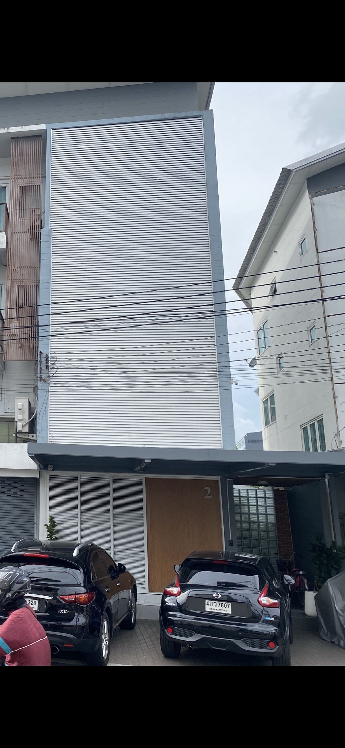 For SaleHome OfficeChokchai 4, Ladprao 71, Ladprao 48, : Sell ​​3.5 floor townhome Near the Central E Sawil (Ek-Ram Inthra Expressway Road), a 2 m vacant corner room (in front of the house, 4 m +2 m = 6 m), 2 parking spaces, new renovations and on the side of the road.
