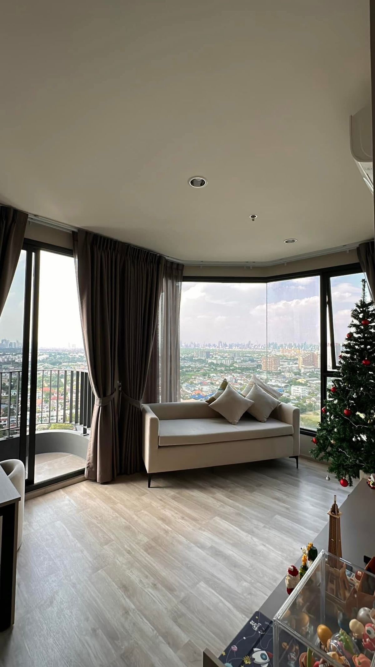 ให้เช่าคอนโดบางนา แบริ่ง ลาซาล : 🔥ให้เช่าห้องยูนิตพิเศษ ห้องมุม กระจกโค้ง Ideo Mobi Sukhumvit Eastpoint ติด BTS บางนา✨