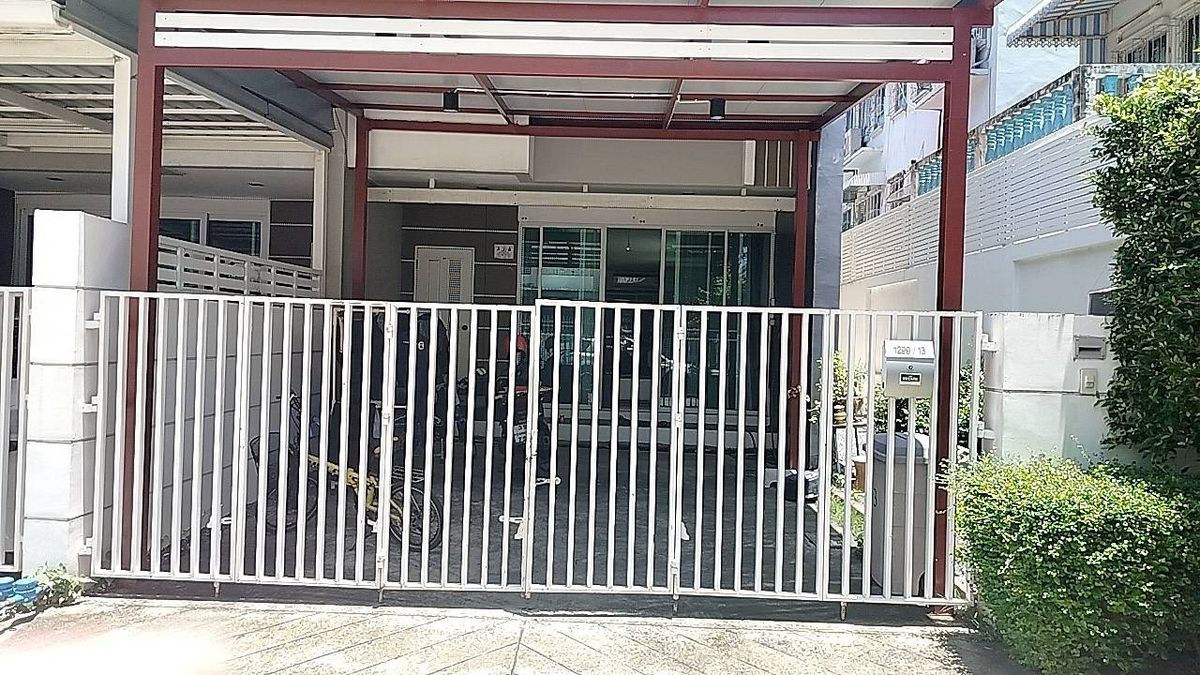 ให้เช่าทาวน์โฮมอ่อนนุช อุดมสุข : ให้เช่าทาวน์โฮม 3 ชั้น โครงการดิ เอสเตท ศรีนครินทร์ 2 ( THE ESTATE SRINAKARIN II ) ขนาด 25 ตร.ว. พื้นที่ใช้สอย 100 ตรม. 4 ห้องนอน 3 ห้องน้ำ ที่จอดรถ 2 คัน พร้อมเฟอร์ 