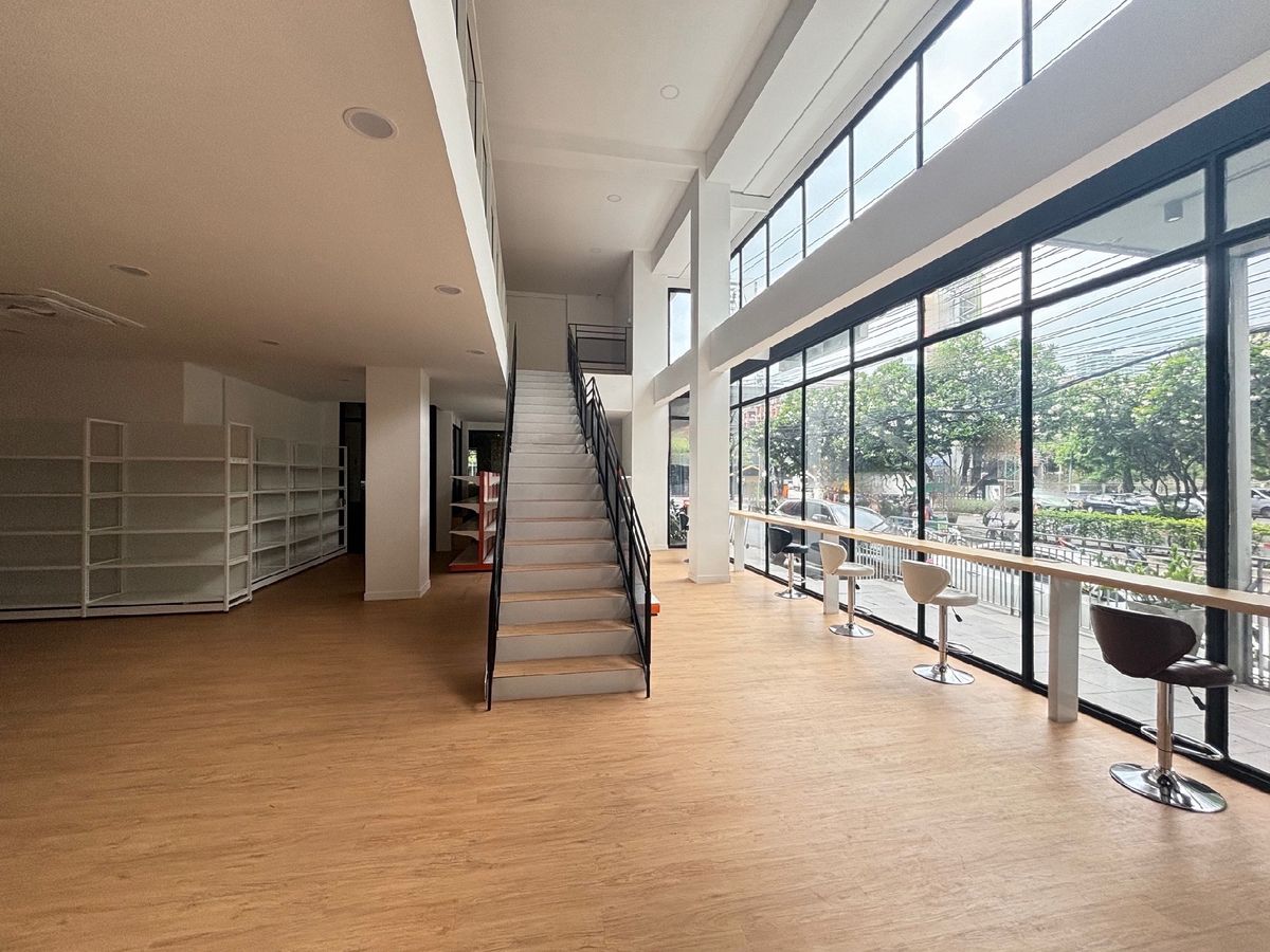 For RentShop HouseSukhumvit, Asoke, Thonglor : ⚡ Hurry Up! FOR RENT: Commercial Space under a hotel in Ekkamai – only 990m from BTS Ekkamai station!📍 Next to a big supermarket with high foot traffic from both Thai and foreign customers.