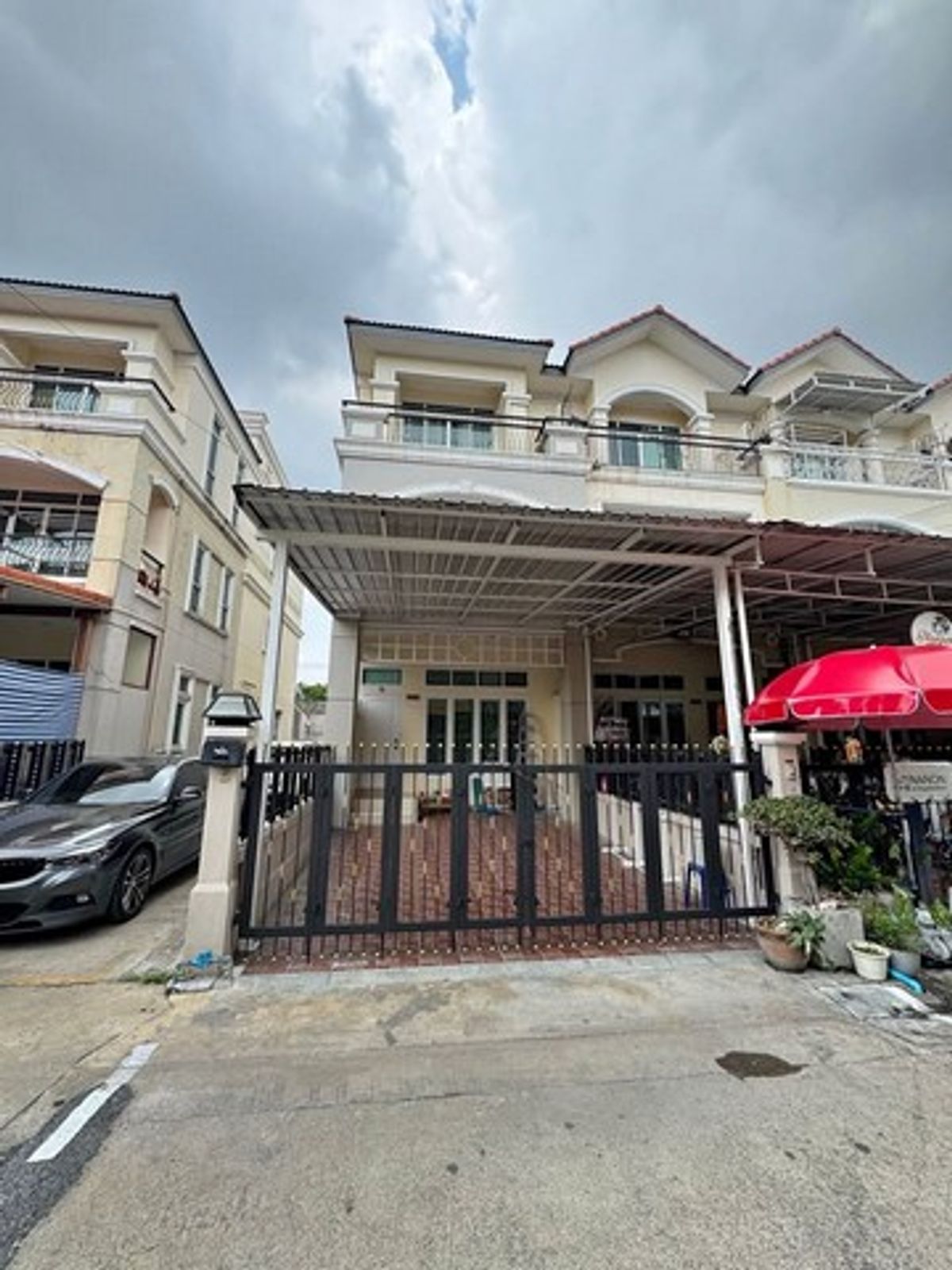For RentTownhomeLadprao101, Happy Land, The Mall Bang Kapi : HR2451 3 -story townhome for rent, Sirin Home Village, Lat Phrao 101, suitable for convenient transportation