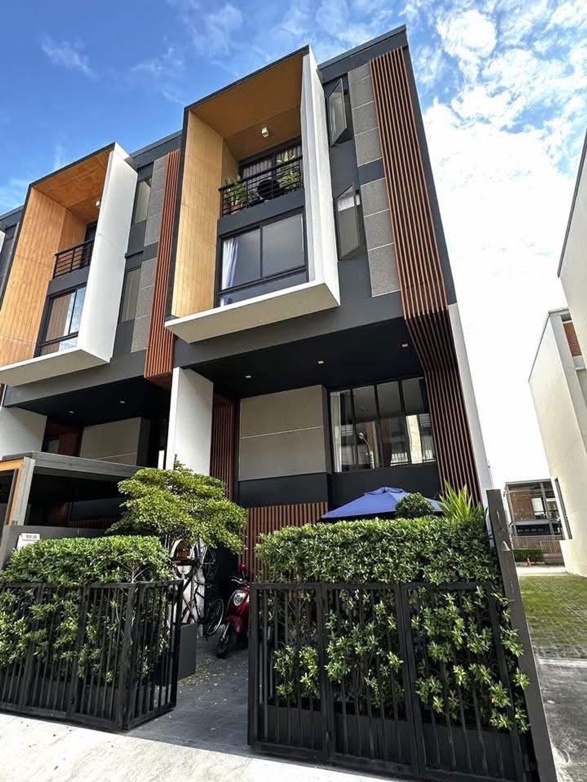 For RentTownhomePattanakan, Srinakarin : Rent 3 -story townhouse @shizen Pattanakarn 32. Decorated in full. Can go in and out in many ways near BTS Onnut. Interested. Say hello.