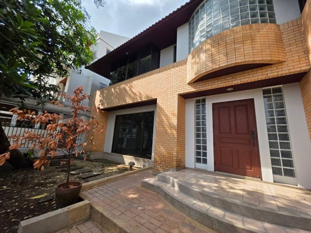 For RentHouseRatchadapisek, Huaikwang, Suttisan : HR2470 for rent in a detached house, Soi 20 June, near MRT Sutthisan, convenient to travel, suitable for living