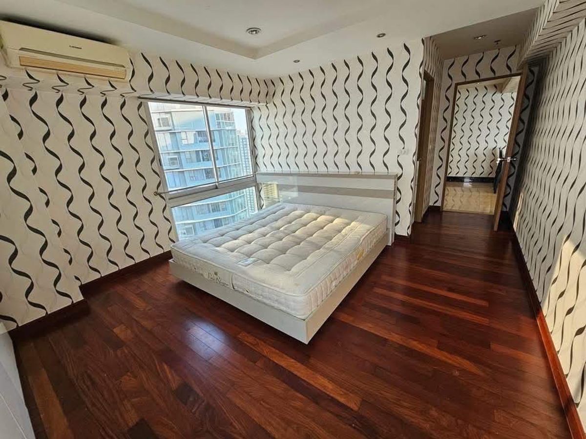 For RentCondoRama9, Petchburi, RCA : Condo for rent, My Resort Bangkok, luxury condo in the heart of Asoke for 5 minutes to MRT Phetchaburi and Airport Link Makkasan. Interested, please say hello.