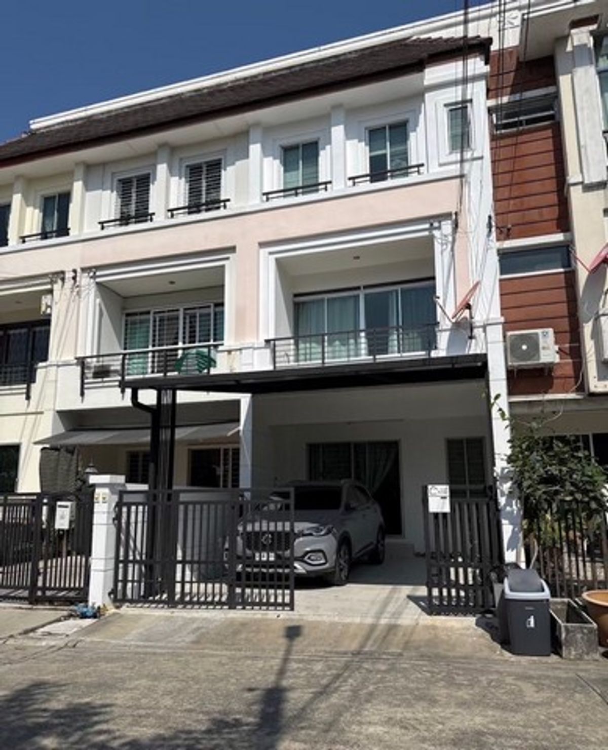 For RentTownhomePattanakan, Srinakarin : HR2472 3 -storey townhome for rent in Ban Klang Mueang Monaco Project Soi Srinakarin 24