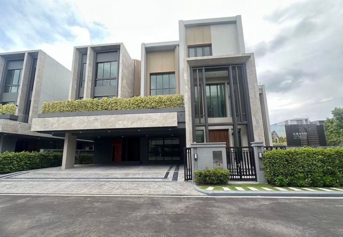 For SaleHousePattanakan, Srinakarin : 3 -storey detached house for sale, Grand Bangkok Boulevard Rama 9 - Krungthep Kreetha (corner room), large, luxurious, with elevators near Stamford University. Interested in Atline@841QLNR.