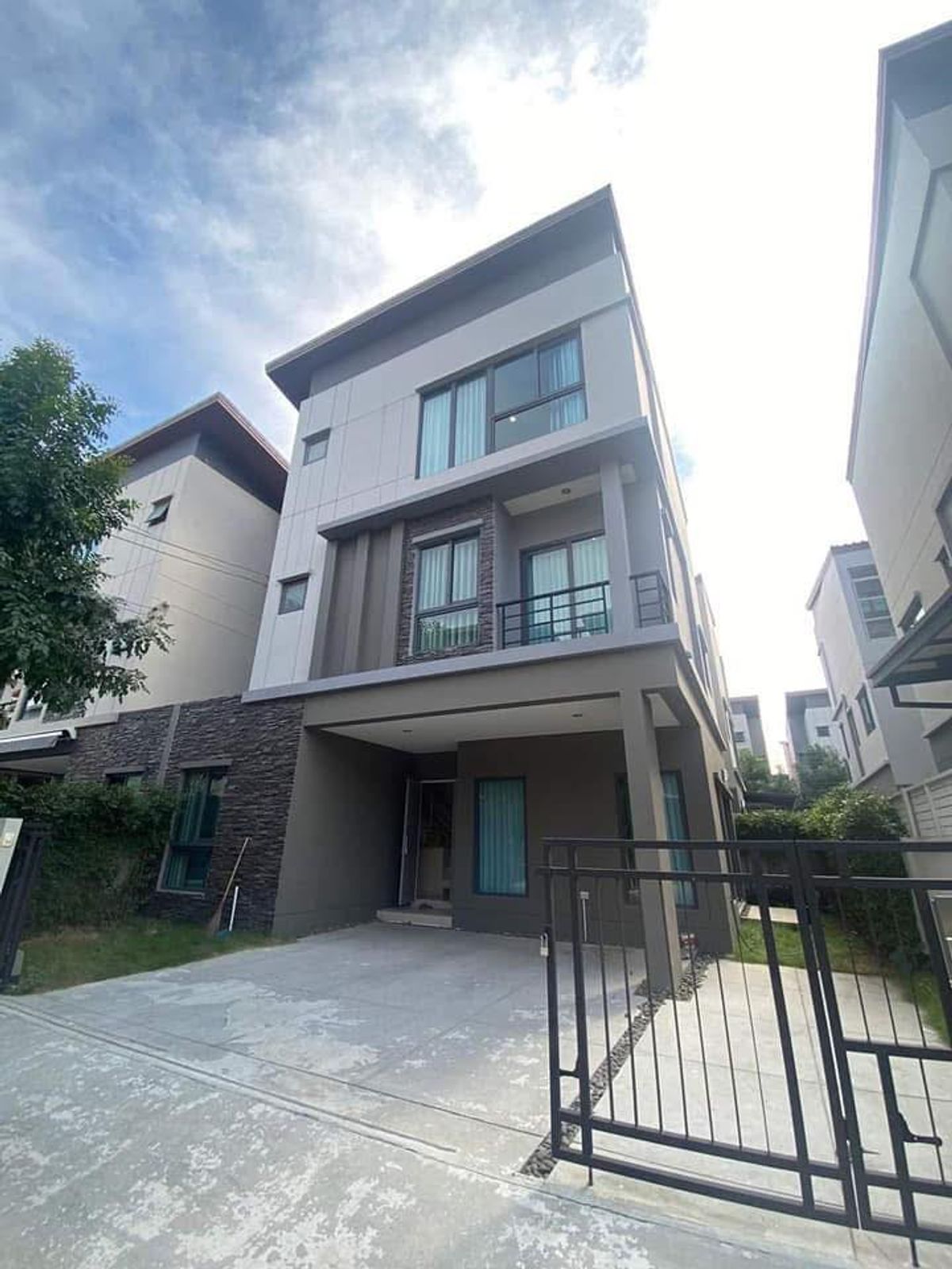 For RentHousePattanakan, Srinakarin : 3 storeys house in the city for Rent, The Edition, Rama 9-Krungthep Kreetha #Ready to furniture and electrical appliances  