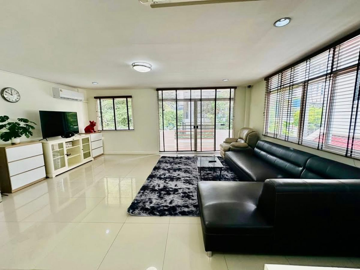 For RentHouseSukhumvit, Asoke, Thonglor : 🚈 BTS Phrom Phong | Prime Central Location in Sukhumvit (Pet Friendly)