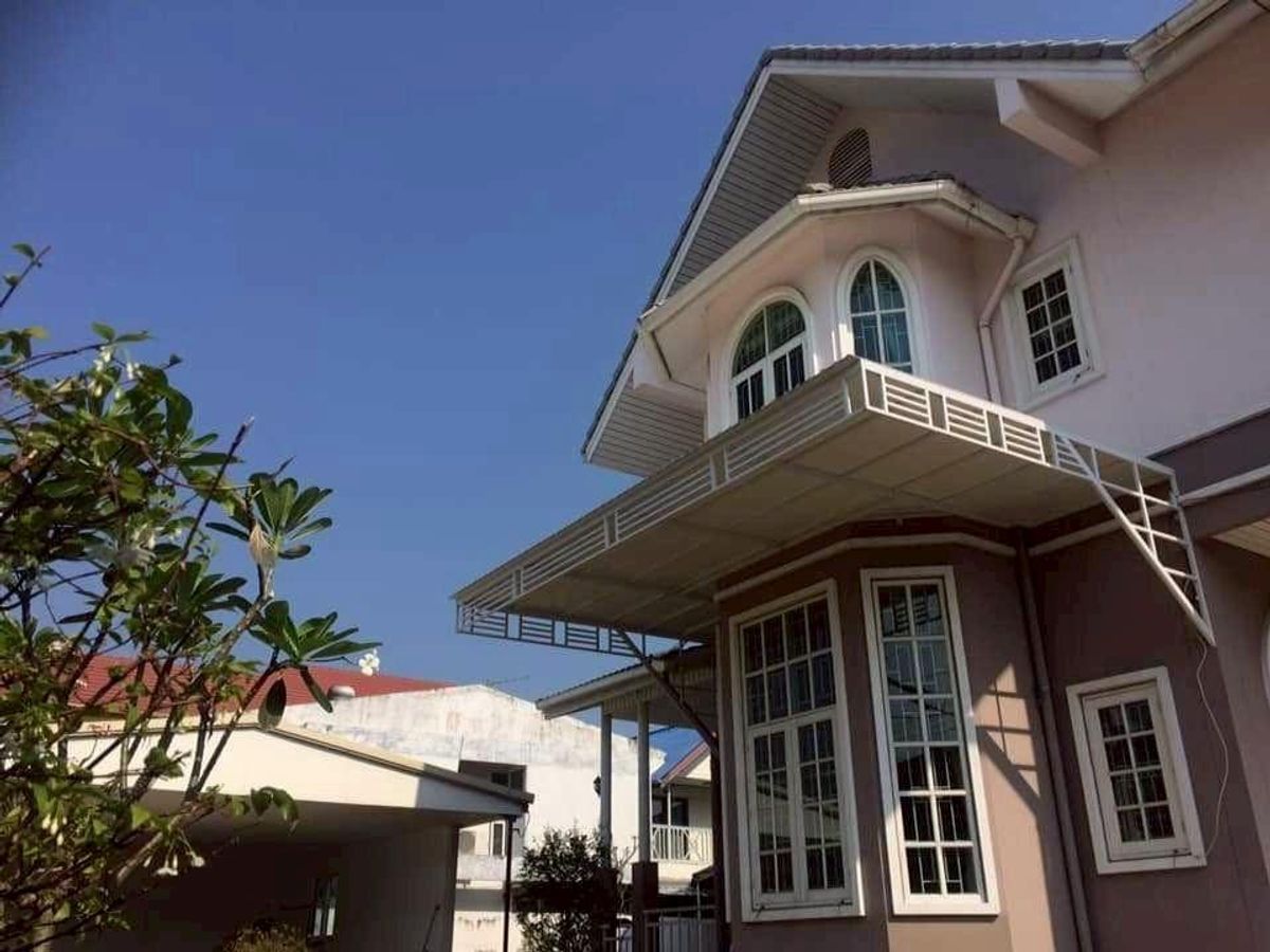 For SaleHouseOnnut, Udomsuk : HR2475 House for sale in an area of ​​149 sq.w., behind the corner of the garden, beautiful around the house, Soi Punnawithi 53, convenient to travel.