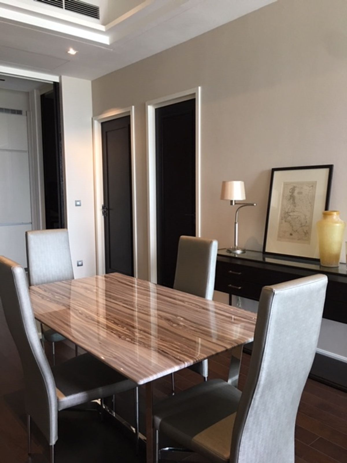 ขายคอนโดสุขุมวิท อโศก ทองหล่อ : ขายคอนโด 2 ห้องนอน The Diplomat 39 สุขุมวิท 39 ขนาด 93 ตรม. ชั้น 25+ ใกล้ BTS พร้อมพงษ์