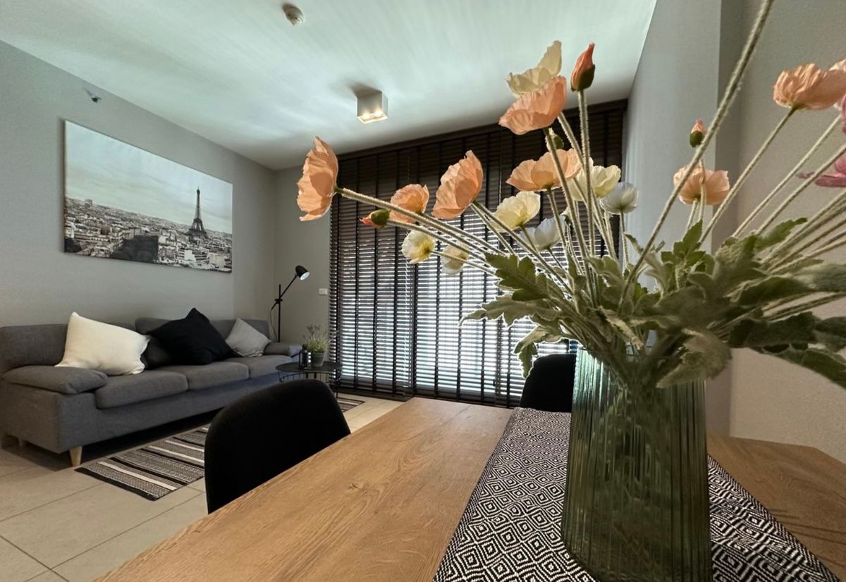 For RentCondoSukhumvit, Asoke, Thonglor : Rent The Loft Ekkamai, beautiful, ready to stay, good location, near BTS Ekkamai. Interested in Atline.@841QLNR