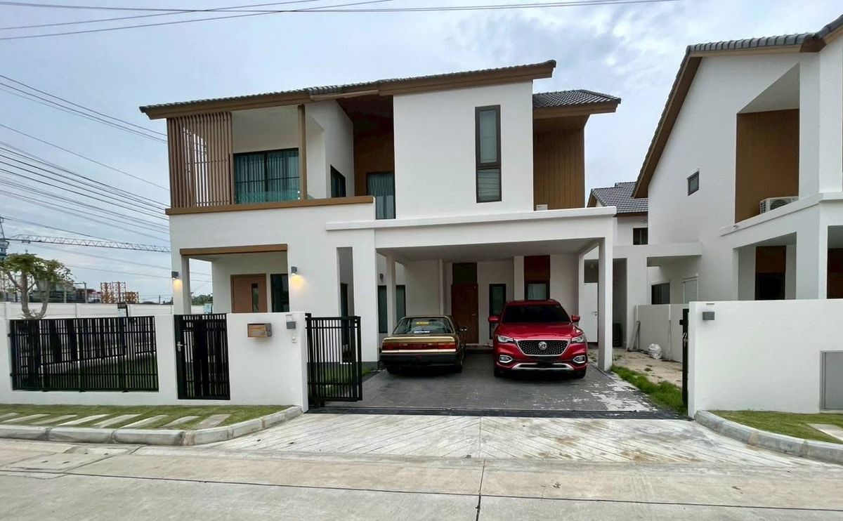 For RentNawamin, Ramindra : To enter the detached house, there is a garden of Lamai Hathai Rat Village.