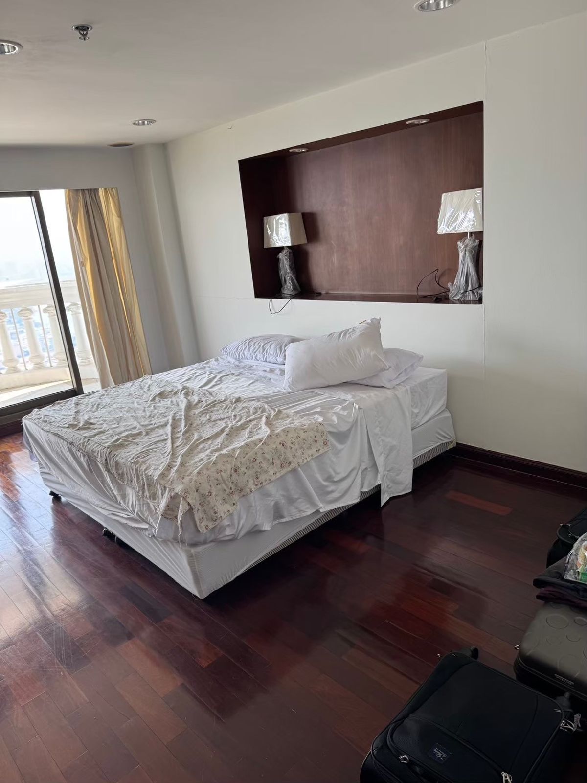 For RentCondoSilom, Saladaeng, Bangrak : Rental Tower condominium, large room, beautiful, good location, ready to be near Central Bang Rak. Interested in Atline.@841QLNR