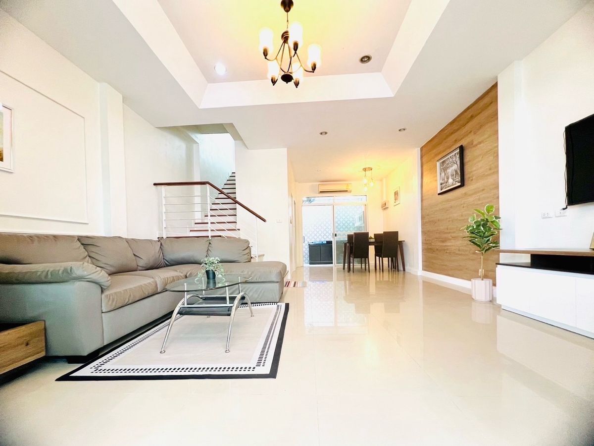 For RentTownhomePattanakan, Srinakarin : Urgent rent, Ban Klang Mueang, Ebnian, opposite Paradise 35,000 baht/month, complete with