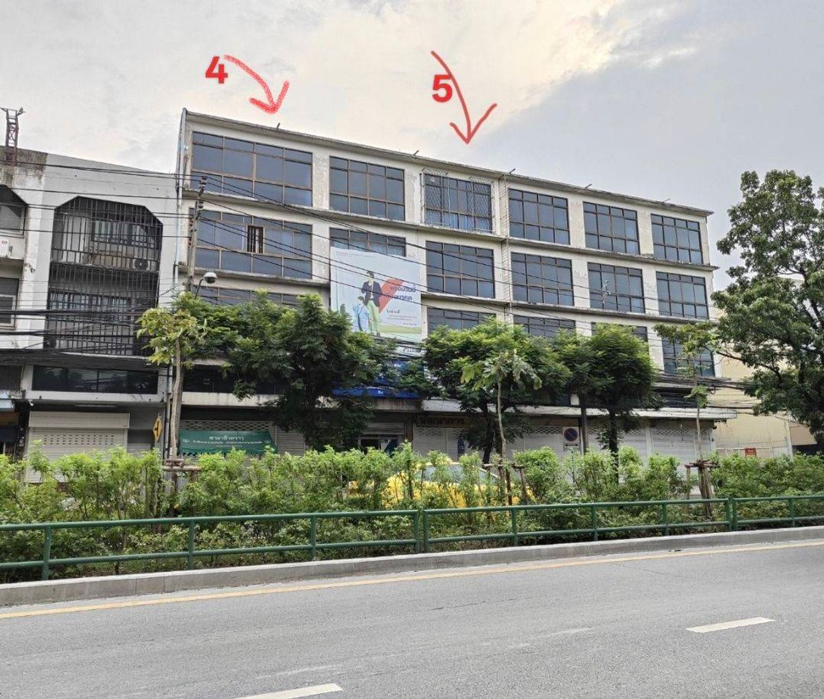 For RentShop HousePattanakan, Srinakarin : 4 -storey commercial building for rent, good location next to Phatthanakan Road