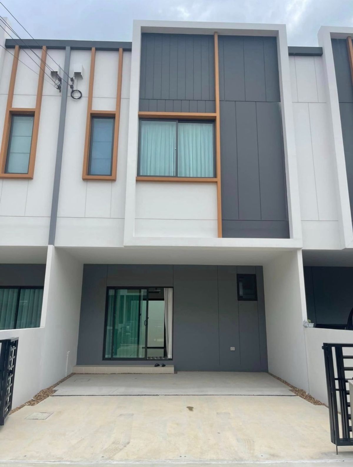 For RentTownhomeSamut Prakan,Samrong : Rent a Townhome, Anasiri Bangna, a new house, ready to stay.