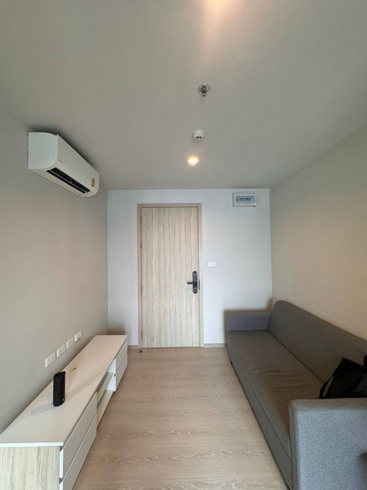 For RentCondoChaengwatana, Muangthong : The view of the city is airy. 🔥 The room is very fast.