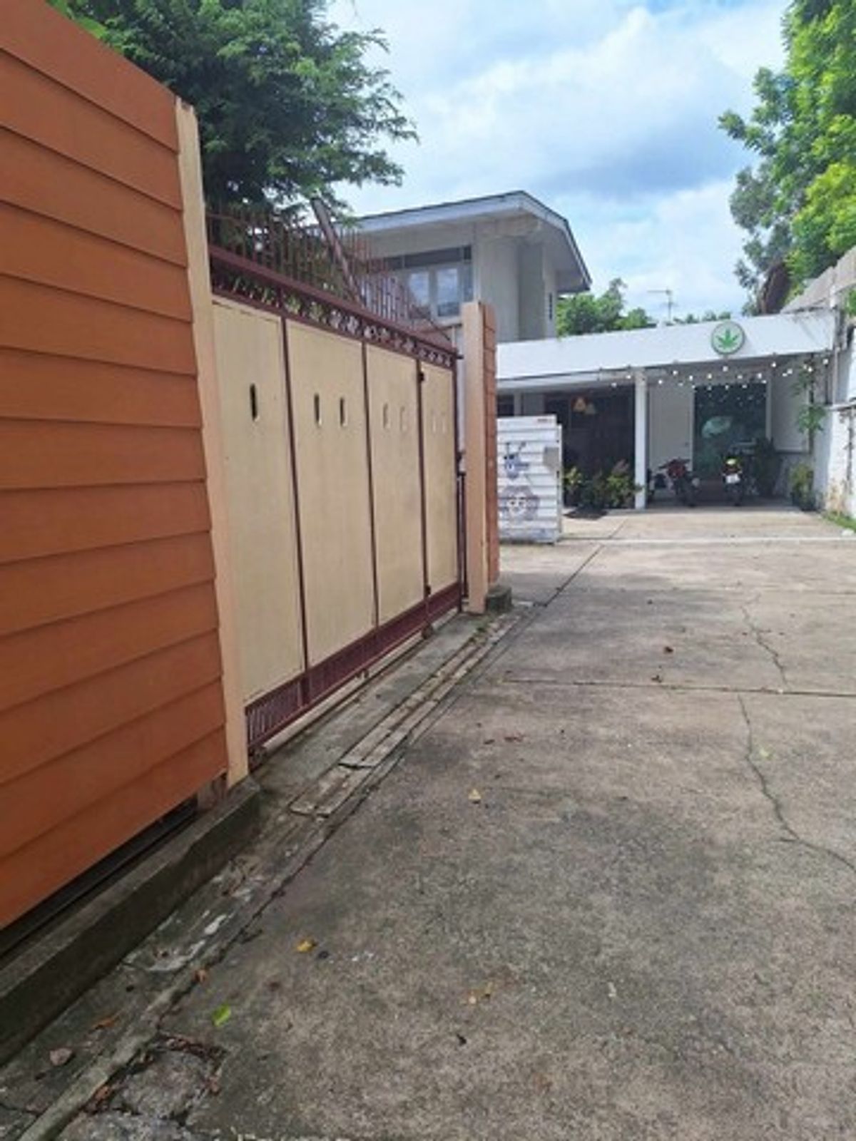 ขายที่ดินสุขุมวิท อโศก ทองหล่อ : [ขาย] ที่ดิน 2 แปลงติดกัน ถนนสุขุมวิท 65-65/1 | 178 ตร.ว. | พร้อมบ้าน 2 หลัง | ตร.ว.ละ 650,000 บาท