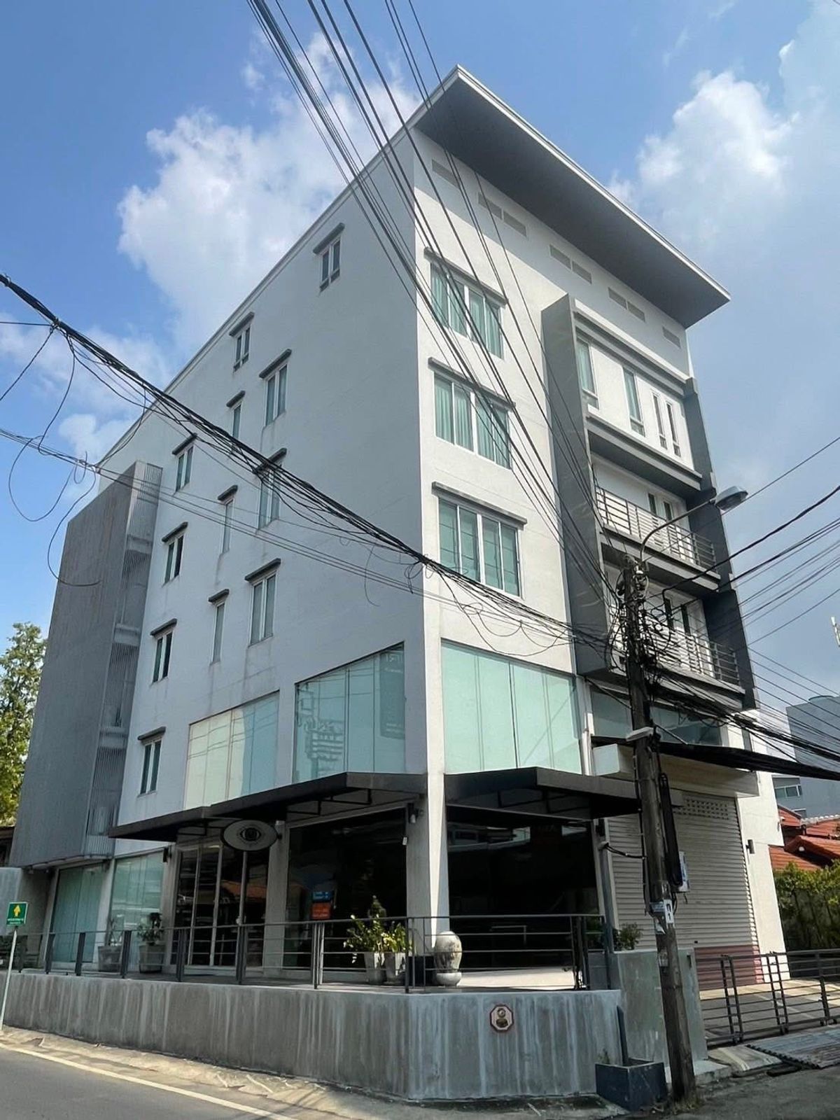 ให้เช่าโฮมออฟฟิศพระราม 9 เพชรบุรีตัดใหม่ RCA : **Office for rent at Rama 9 ให้เช่า 900sq.m. Home Office  พร้อมลิฟต์ขนของ พระราม 9 ซอย43พื้นที่กว้างขวาง ทำเลดี ทำหน้าร้านได้ ใกล้ The Nine และ MRT ศรีกรีฑา