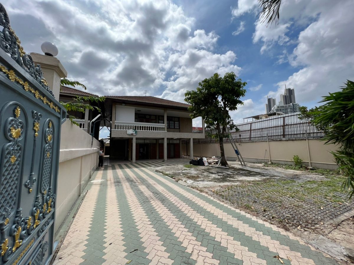 ให้เช่าบ้านวงเวียนใหญ่ เจริญนคร : บ้านเดี่ยว ทำออฟฟิตได้ หลังมุม ใกล้ Icon Siam ให้เช่า 4นอน 4น้ำ 3ห้องน้ำในตัว ขนาด 130ตรว.