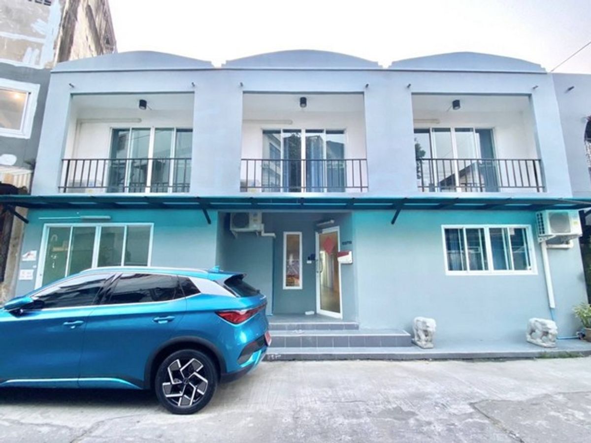 For RentShop HouseOnnut, Udomsuk : HR2519 Rental 3 Booth Building Suitable for hostel office accommodation