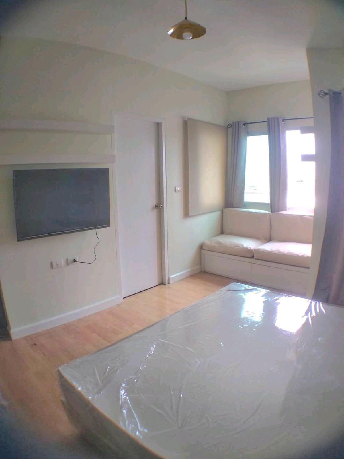 CondoWongwianyai, Charoennakor : Sell/rent Studio, decorated with Interested in making an appointment Tel. 0994629391 Bird