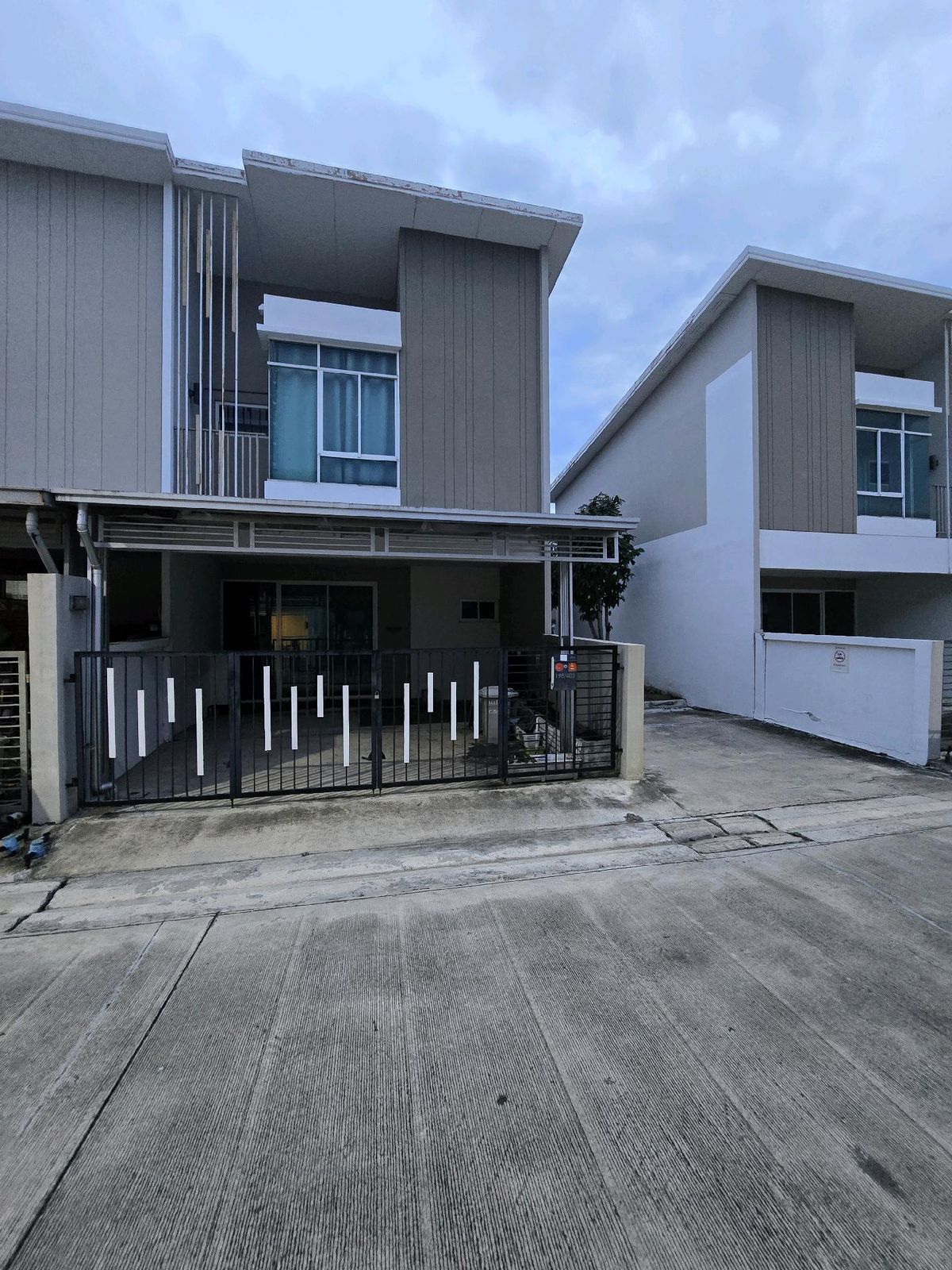 For RentTownhomePhutthamonthon, Salaya : Rent a empty house (behind the corner) with 4 air conditioners. Welcome to get a small pet 1-2. Townhome, good location after the beginning of the project, only 10 minutes to Mahidol University Salaya Ready