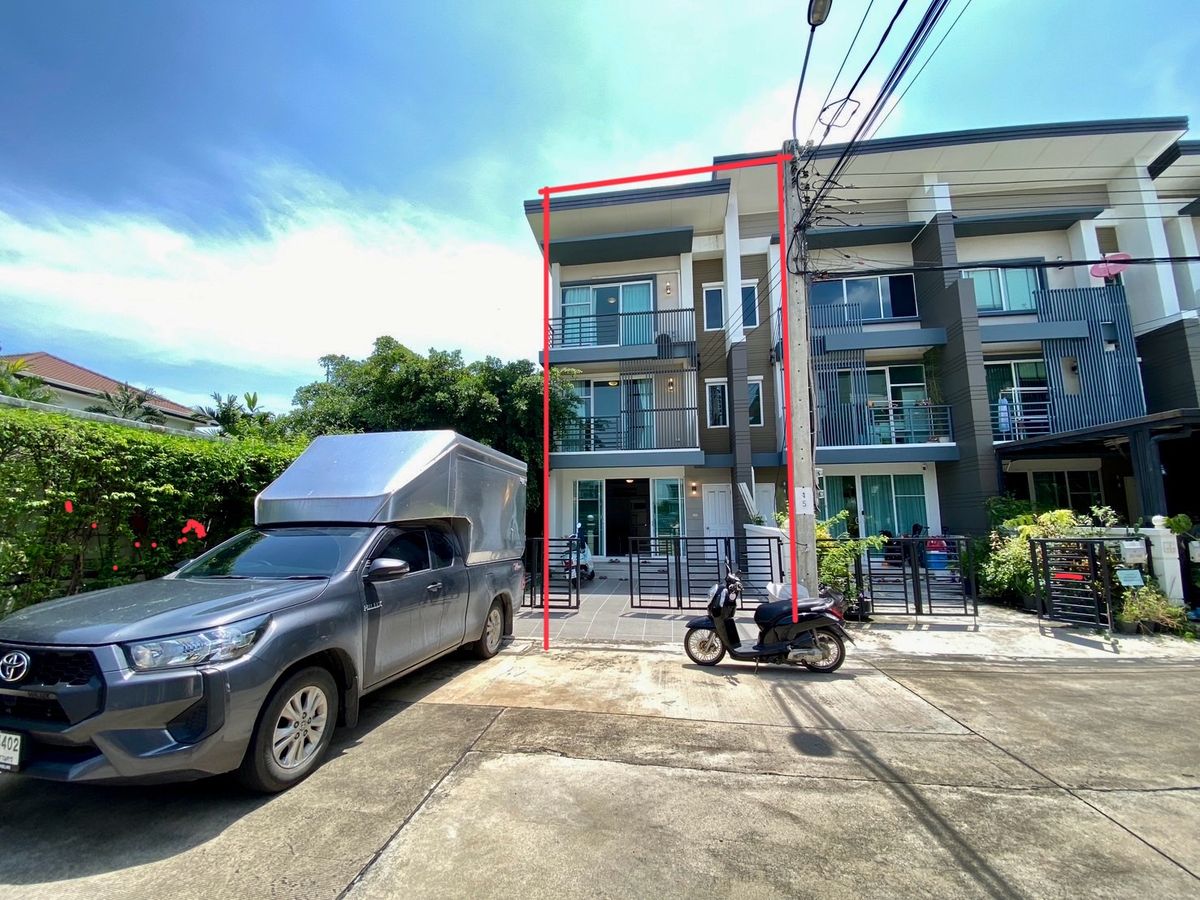 For SaleTownhomePattanakan, Srinakarin : 🌟 Corner Renovated Townhome for Sale – “Town Avenue Rama 9” | Prime Location, Ready to Move In, Ideal for Living or Investment! 🌟