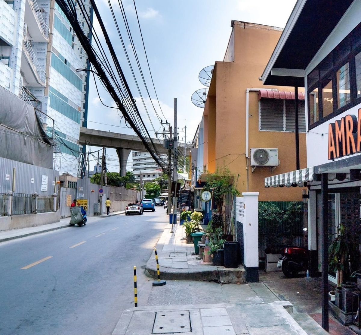 For LeaseholdRetail SpacePattanakan, Srinakarin : Sold with restaurants near Icon Siam, Khlong San, walk 1 minute to BTS, tourist attractions.