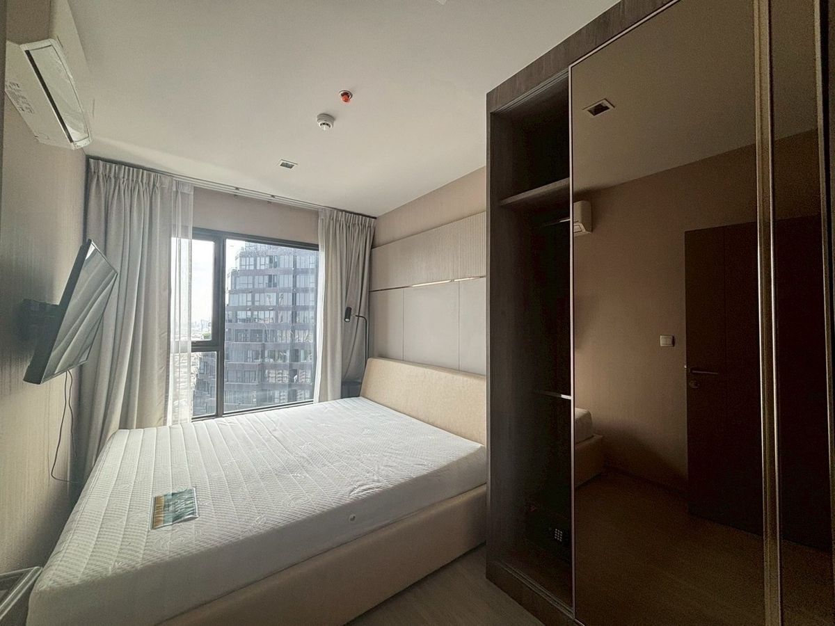 For RentCondoRama9, Petchburi, RCA : 🚪Life Asoke-Rama 9 🛏️ Beautiful room ✨ Wide room 🌐 Good location 📍 High floor 🌤️ Beautiful view 🛋️ fully furnished 📺 Complete electrical appliances (special price)