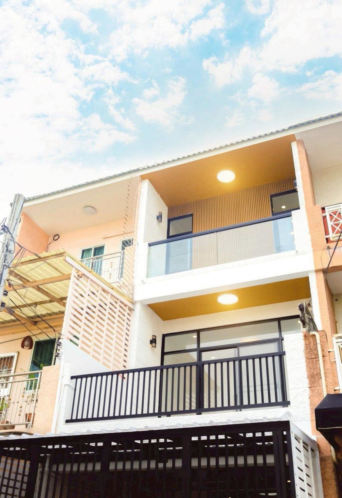 For SaleTownhomeLadprao101, Happy Land, The Mall Bang Kapi : S085 ✨✨ 3-storey townhouse, best location in Lat Phrao 94! ✨✨Special price only 5.99 million baht