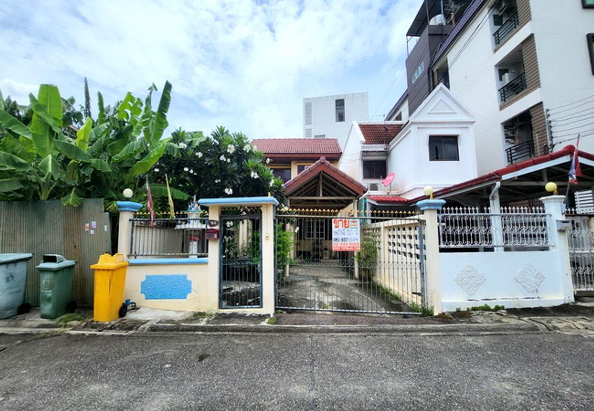 For SaleHouseYothinpattana,CDC : House for sale Soi Yothin Phatthana 9, Pradit Manutham Road, area of ​​50 sq.w., good location, negotiable price