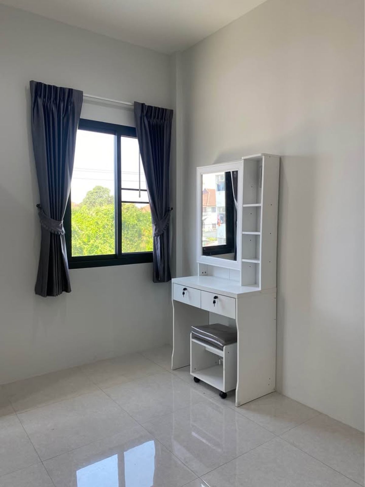 For RentLadkrabang, Suwannaphum Airport : Rent a twin house, quiet location, 1 house, free offers a central fee. For rent with Fore of Soi Luang Civil 8, Lat Krabang, near Hua Tak Market
