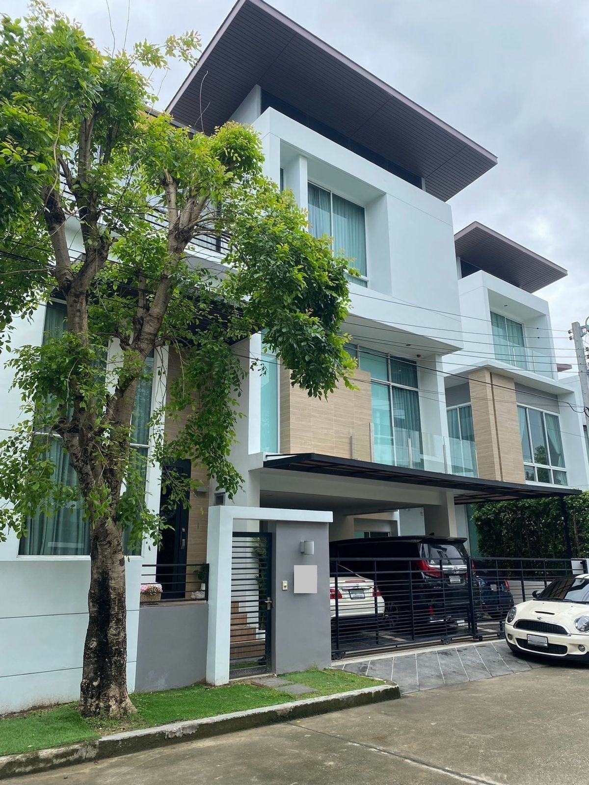 For RentHousePattanakan, Srinakarin : Rent 51 Sq. 6 beds, 5 water houses, 3 -story house, Neva Biaond Light, Rama 9