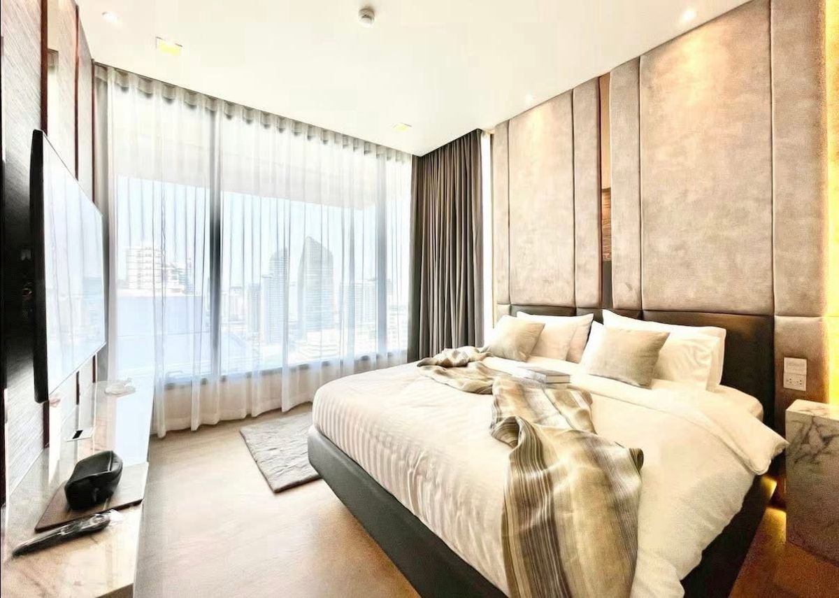 For RentCondoSukhumvit, Asoke, Thonglor : The ESSE Asoke Luxury Condo Decorated in Luxury style in the heart of the high -class Asoke grandmother, beautiful view, ready to move in. Interested to say hello.