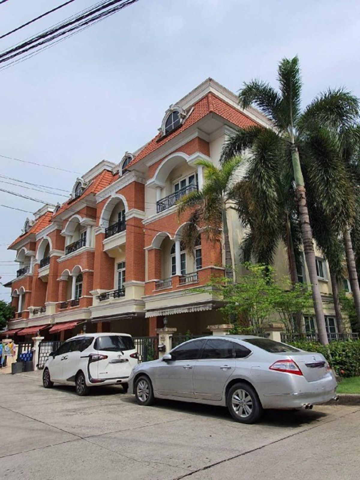 For RentTownhomeYothinpattana,CDC : Rent a townhome, Casa City, Lat Phrao, near the corner market for just 5 minutes.